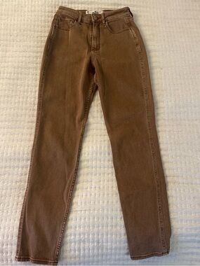 Hollister Curvy High-Rise Mom Jeans in Rust Brown